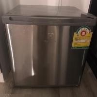 ราคา ตู้เย็น Electrolux มือสอง (ยังใหม่มาก) ส่งฟรี! ตู้เย็นลูกเต๋า (1.6 คิว, สีเทา) รุ่น EUMO500SB (2084940845)