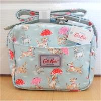 ราคา Cath Kidston Kids Handbag ของแท้มือ 1 ***เป็นกระเป๋าเคลือบเงา กันน้ำได้นะจ๊ะ*** (2092104349)