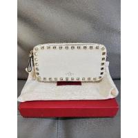 ราคา กระเป๋าคลัช valentino แท้ อุปกรณ์ กล่อง การ์ด ถุงผ้า ครบ!! (23251235354)