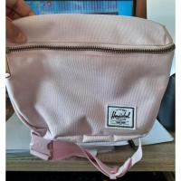 ราคา พร้อมส่ง! (มือสอง)⭐ ราคาพิเศษ สู้โควิด ⚡ กระเป๋าคาดอก Herschel Fifteen Hip Pack - Pink Lady Crosshatch (4769206518)