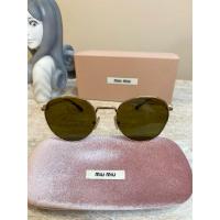 ราคา MIU MIU Sunglasses % แว่นกันแดดรุ่น 55Z สี GOL / DARK BROWN (29615500215)