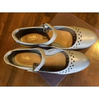 ราคา รองเท้าส้นสูง Clarks สีฟ้าอมเทา ไซต์ UK 6 จากช้อปอังกฤษ สภาพใหม่ (17500257251)