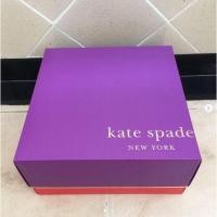 ราคา กล่อง แบรนด์ KATE SPADE ของแท้ ใบใหญ่ มาจาก shop เลื่อนดูภาพเพิ่มเติมได้เลย มีลายของแบรนด์ สวยมากๆ แนะนำเลย (11048068566)