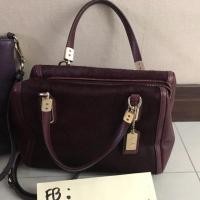 ราคา Sale Coach แท้ 100% หนังผสมขนสัตว์ สีแดงเลือกหมู ขนาด9 นิ้ว มีสายยาว สภาพดีแต่มีตำหนิขนหลุด (1331345954)