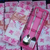 ราคา ของชำร่วย‼ช้อนส้อมทานข้าว กล่องชมพูดอกไม้ ฟรีป้ายชื่อ ขั้นต่ำ 100 ชุดขึ้นไป ของชำร่วยช้อนส้อม งานแต่ง wedding souvenir (5064269206)