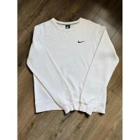 ราคา สเวตเตอร์ Nike มือสอง ของแท้ สีขาว ขนาดอก 44 นิ้ว ยาว 26 นิ้ว งานตำหนิโลโก้ (18494708191)