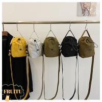 ราคา FRUITU กระเป๋าสะพายไหล่เดี่ยว, กระเป๋าสะพายข้างดีไซน์อเนกประสงค์สไตล์ลําลอง, ผ้าไนลอนหูรูดอเนกประสงค์สไตล์กีฬากระเป๋าใบเล็ก (43366677451)
