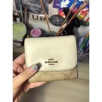 ราคา ❌SOLD❌ กระเป๋าสตางค์ coach tri-fold สีงาช้าง มือสอง (18250559721)