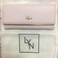ราคา ส่งฟรี กระเป๋าตังค์ Lyn ของแท้ สีชมพูพาสเทลเหมาะกับสาวหวาน (633705418)