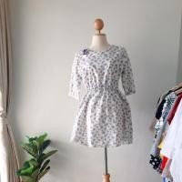 ราคา เดรสสีขาว ลายดอกฟ้า ผ้าใส่สบาย น่ารักมากกกก (5849772194)