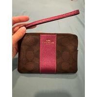 ราคา Coach กระเป๋าสตางค์คล้องมือ Size S 1ซิป สีดำกาแฟ-ม่วงเมทัลลิก (24264034300)