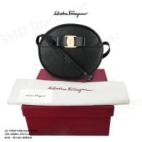 ราคา Salvatore Ferragamo กระเป๋าสะพายผู้หญิง รุ่น Vara Bow Round Zip CrossBody Bag Code: 22D861 0727158 (17813829148)