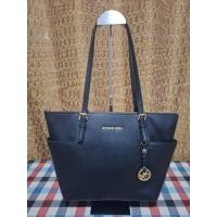 ราคา NO.117 กระเป๋า Michael Kors Saffiano Leather Top-Zip Jet Set Tote สภาพดีมาก (26086423830)