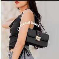 ราคา [ส่งต่อ] กระเป๋าแบรนด์ Lamo รุ่น Double Layers, Charcoal black (ดํา) - หนัง Saffiano (29027324128)