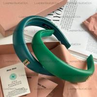 ราคา : New!! Miu Miu Headband ‼️ก่อนกดสั่งรบกวนทักมาเช็คสต๊อคก่อนนะคะ‼️ (42900689058)