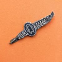 ราคา แหนบงานเก่า รูปขนนก ตรงกลางสลัก อักษรย่อ อก ขนาดกว้าง 5 เซน (22375245669)