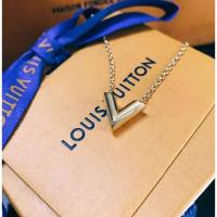 ราคา ✨หลุยส์วิตตอง Louis Vuitton Essential V Necklace LV สร้อยคอสุภาพสตรี (24038888361)
