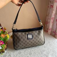 ราคา Pierre Cardin Paris แท้ คล้องไหล่สภาพดีสวยซับในสะอาดหนังดีไม่มีแตก ขนาด 10 นิ้วกว้าง 2 นิ้วสูง 6.5 นิ้ว 490 บาท (26680190105)