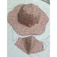 ราคา เซตแมสผ้า พร้อม หมวก (แมสผ้าปิดปาก 3 ชั้น มัสลิน+คอตตอน ใส่แผ่นกรองได้) ลายดอกไม้ชมพู แดง (7326223684)