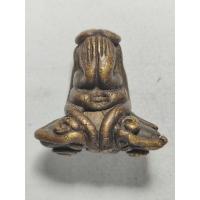 ราคา พระปิดตาหลวงปู่เอี่ยมวัดหนังพิมพ์นะหัวเข่าเนื้อระฆังหล่อโบราณ (42468924424)