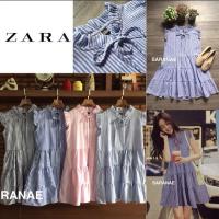 ราคา พร้อมส่ง (DREES ME PLS.) เดรสริ้วยีนส์คอจับจีบผูกโบว์หน้า (51301395)