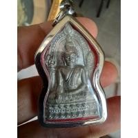 ราคา พระพุทธชินราช ใบเสมา เนื้อชินรุ่นประทานพร ปี 47 เลี่ยมกรอบพร้อมใช้ ผสมทองคำเปลวจากองค์พระพุทธชินราช (26589286241)