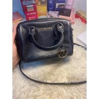 ราคา หมอน MK มินิ 7 นิ้ว สีดำ อะไหล่ทอง น่ารักกระทัดรัดมากค่ะ Michael Kors Bedford Mini (21990371089)