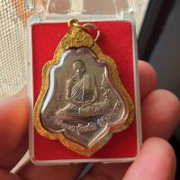 ราคา เหรียญหลังหนุมานหลวงพ่อกวย เนื้ออัลปาก้า ปี 2556 บล็อคสามขีด เลี่ยมทองแท้%ดี พร้อมใช้ กล่องเดิม ออกวัดโฆสิตาราม จ.ชัยนาท (19408226886)