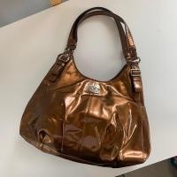 ราคา BA06 มือสอง กระเป๋าสะพายไหล่สีน้ำตาลเงา Coach Madison Maggie GOLD Patent Leather Shoulder สวยหรูดูแพงมาก (26908417602)