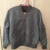 ราคา แจ็คเก็ตผ้าร่มสีเขียวขี้ม้ามือสอง (5831871123)