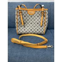 ราคา กระเป๋าถือ หรือสะพายข้าง playboy 10 นิ้ว มือสองแท้ (16292357666)