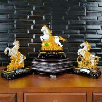 ราคา (มาใหม่) ม้าขาวยกขาเหนือสมบัติ ม้ามงคล ฐานสีไม้สวยงาม เงินทองเพิ่มพูน งานเรซิ่นทอง 24K งานนำเข้าจากต่างประเทศ สูง 9 นิ้ว (9525458867)