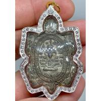 ราคา เต่าหลวงปู่หลิวรุ่นรวมพุทธคุณปี38 เนื้อนวะลายเสือ เลี่ยมกรอบทองคำแท้ฝังเพชรรอบรับประกันพระแท้ทองแท้ (24727156572)