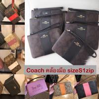 ราคา แท้100% COACH กระเป๋าคล้องมือ Corner Zip Wristlet in Signature Coated Canvas with Leather Stripe รุ่น F58035 (10615155640)
