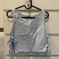 ราคา tank top ลินินสีฟ้าอ่อน แต่งระบายผูกโบว์ข้าง (28369430477)