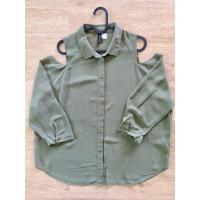 ราคา Divided h&m เสื้อเชิ้ตซีทรู ผ้าชีฟอง สีเขียวขี้ม้า แขนยาวเว้าไหล่ Size: รอบอก: 50 นิ้ว มือสอง (26813765455)