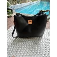 ราคา charles&keith กระเป๋าสะพาย ทรงถัง สีดำ (15681994268)