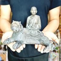 ราคา รูปหล่อหลวงพ่อเปิ่น วัดบางพระ ประทับบนหลังพญาเสือเผ่น ปี2546 (กว้าง9นิ้ว สูง18ซม.)เนื้อโลหะผสมชนวนเก่า (19201216947)