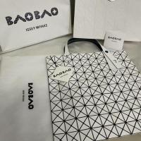 ราคา Issey Miyake Baobao 10x10 White New!!! กระเป๋าสะพาย Issey Miyake Baobao10*10 (14212691552)