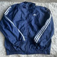 ราคา เสื้อแจ็คเก็ตผ้าร่ม Adidas สีกรมป้ายติด ไซส์ L สกรีนโลโก้ลูกบอลด้านหลังของแท้ 100%ใหม่มาก! (43102127168)