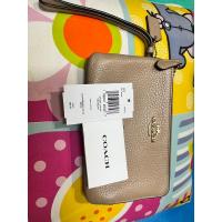 ราคา COACH F66506 DOUBLE CORNER ZIP WRISTLET มือสองสภาพใหม่ (21179658598)