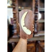 ราคา เขี้ยวหมูป่าวอร์ท็อกซ์แกะสลักบนแป้นไม้นำเข้า แท้ธรรมชาติ สวยงาม มีเพียงชิ้นเดียว (27874630026)