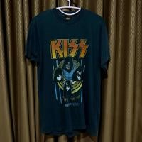 ราคา CPS CHAPS x KISS เสื้อวง เสื้อยืด ผู้ชาย สีเทาดำฟอก ไซส์ S มือสอง สภาพ 95% (43855896385)