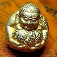 ราคา ลูกอม สังกัจจายน์ พูลสุข รุ่นแรก ชุบทองไมครอน ก้น *เงิน* หลวงพ่อพูล วัดไผ่ล้อม พิธีไหว้ครูปี 2544 (16494668374)