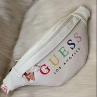 ราคา กระเป๋า​คาดอก Guess สีขาว อักษรหลากสี อะไหล่สีโรสโกลด์ (2864790107)