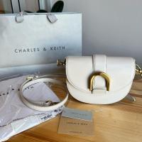 ราคา Charles & Keith รุ่นฮิต สีขาวครีม [มือสอง] (24264219983)