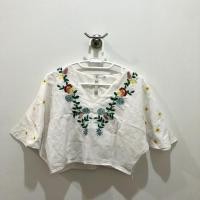ราคา เสื้อครอปปักลายงานดีสวยมาก แขนระบายพริ้ว (3954740419)