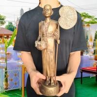 ราคา ครูบาศรีวิชัย นักบุญแห่งล้านนา วัดพระธาตุดอยตุง ปี2520 เนื้อทองเหลืองผิวมันปู (กว้าง3นิ้ว สูง13นิ้ว)เป็นรูปครูบาประทับยื (16374448701)