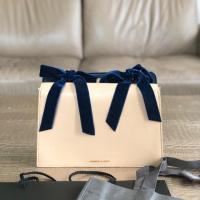 ราคา Charles&keith กระเป๋าหนังทรงถือ สะพายข้าง มาพร้อมถุงผ้า ถุงกระดาษ มีสายสะพายยาว (6939826757)