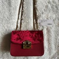ราคา Merah Charles and Keith Preloved Bag/Charles & Keith Embellished Buckle Crossbody Bag/Sling Bag/กระเป๋าสีแดง/กระเป๋าจีน (29404020678)